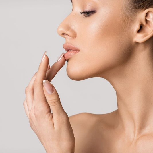 Exfolierea buzelor: Beneficii și Utilizarea Periei de Exfoliere de la Momirov Cosmetics