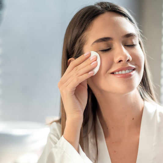 Beneficiile apei micelare hidratante cu acid hialuronic